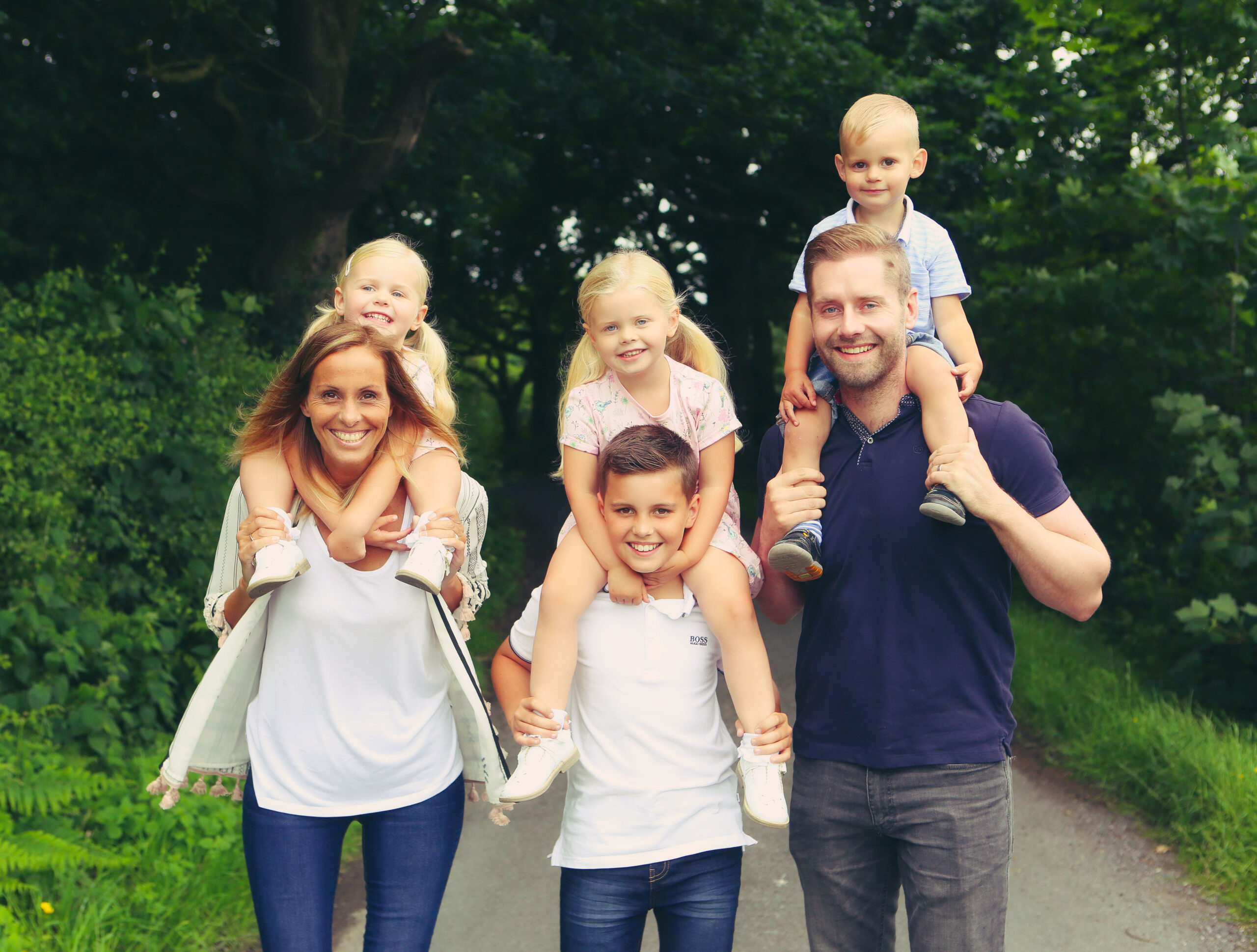 family of 2 parents and 4 children