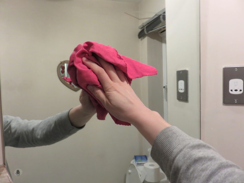 cleaning the mirror with the pink e cloth