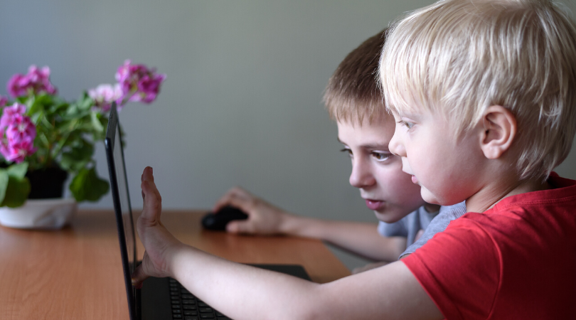 2 children doing homeschool online