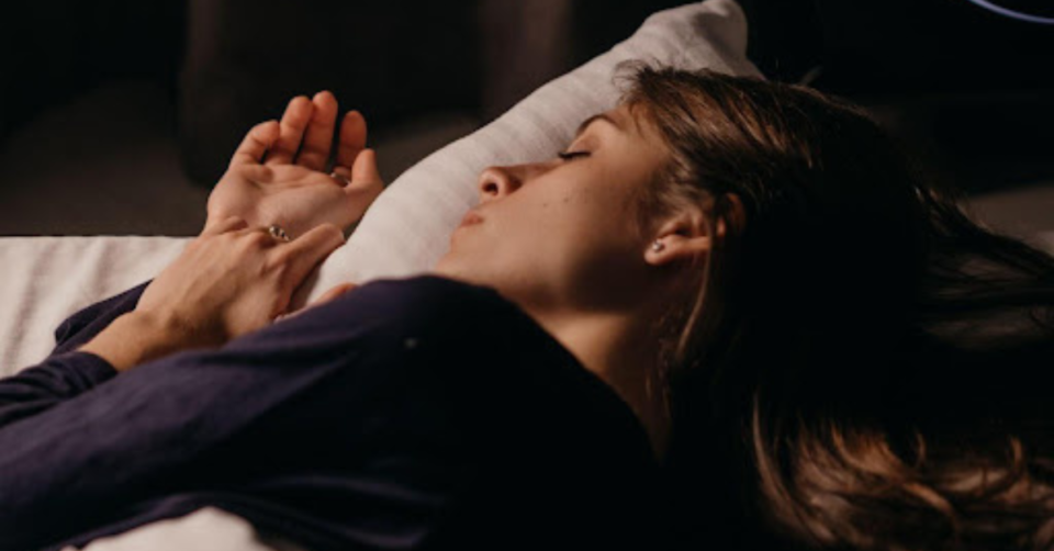 lady sleep while pregnant