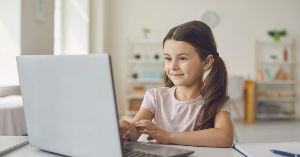 a girl doing online learning