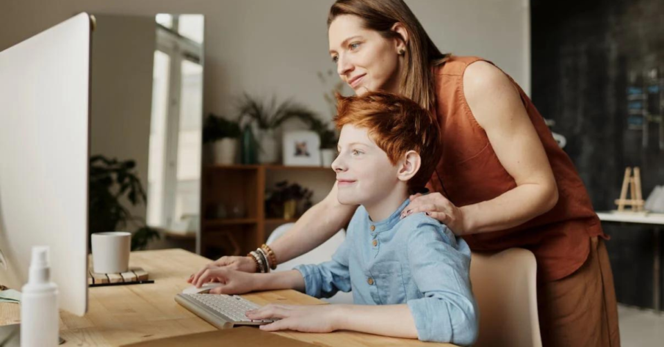 mum and child looking at a computer