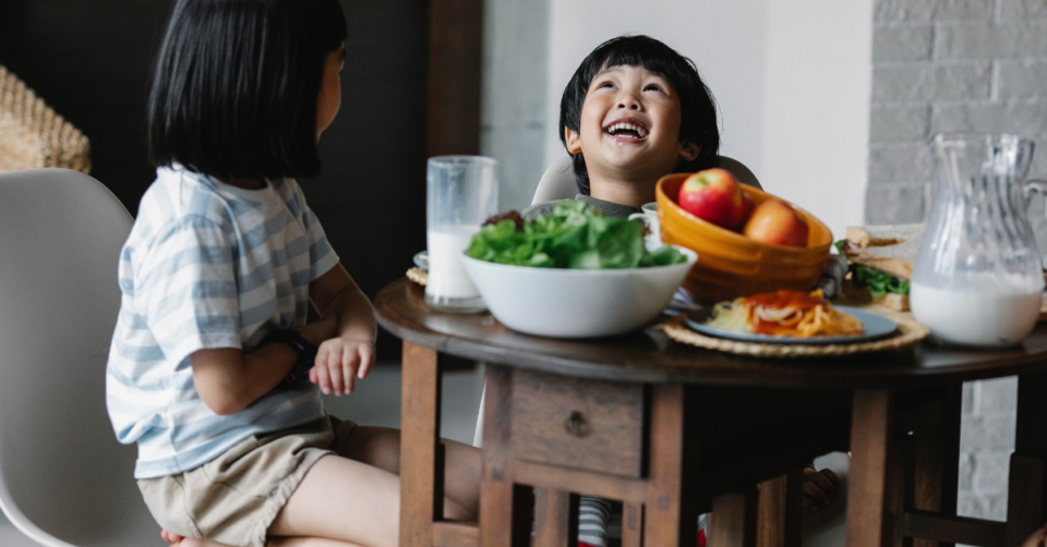2 kids eating