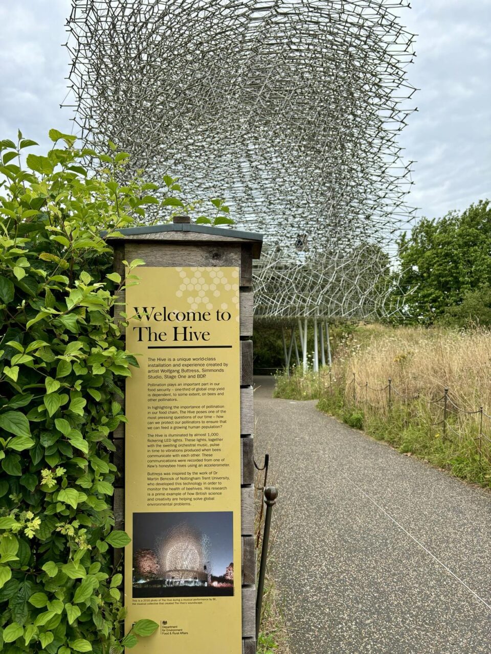 welcome to the Hive sign next to the hive at Kew gardens