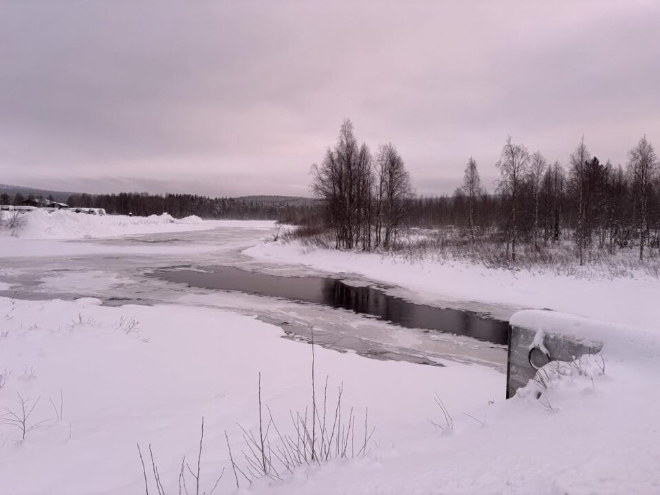 the river running through Äkäslompolo