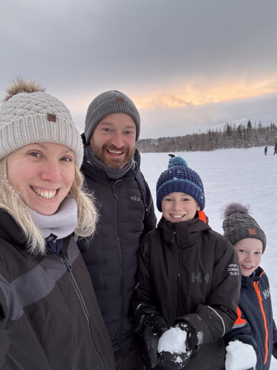 family at Äkäslompolo lake