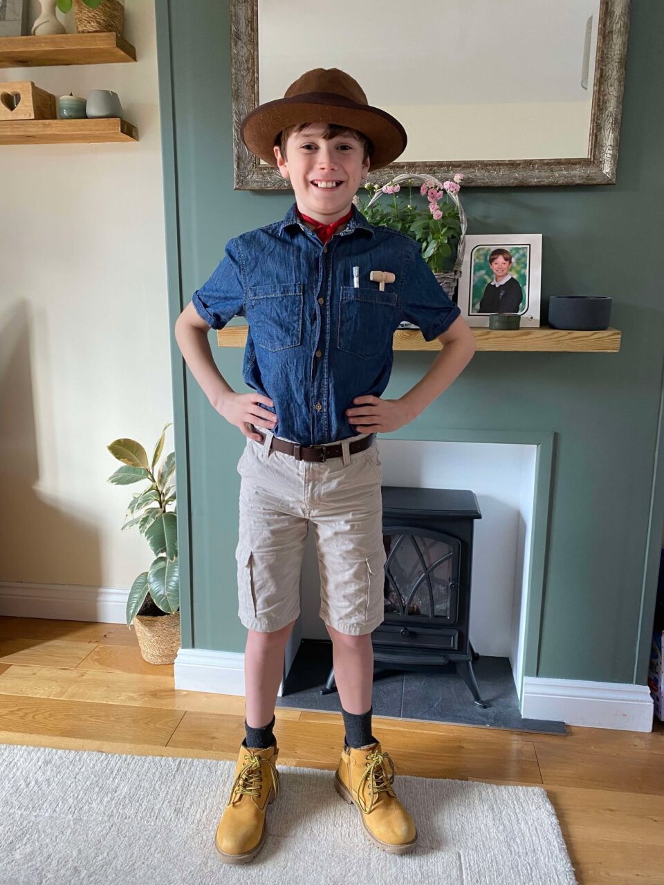 a child dressed up as Dr Alan Grant from Jurassic Park for world book day 