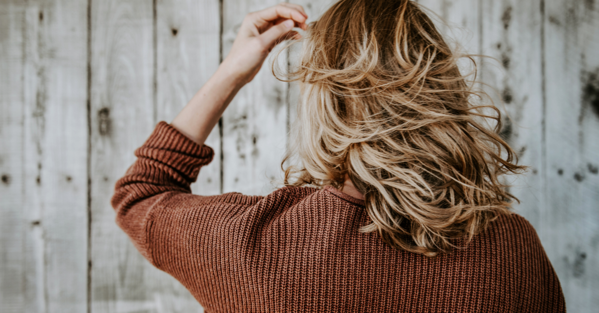 blonde wavy hair from behind
